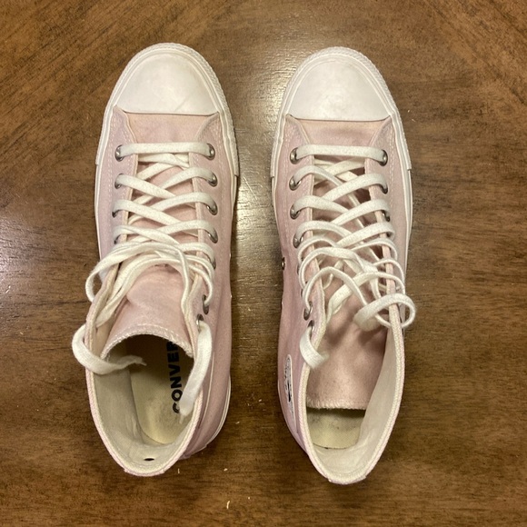 Converse Shoes. - Picture 1 of 5